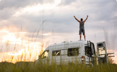 Camper man staan gecomprimeerd